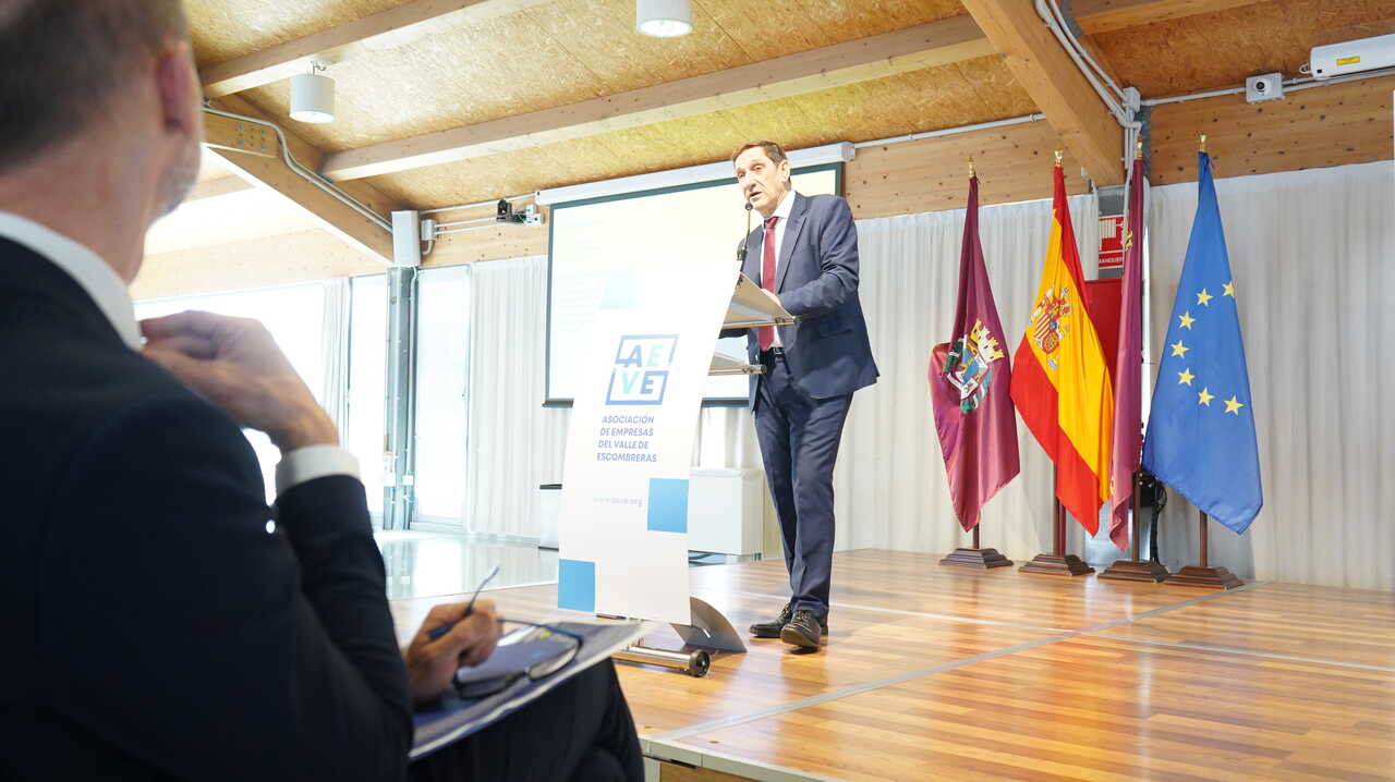 El investigador de la Facultad de Ciencias de la Empresa de la UPCT, Antonio García Sánchez. explicando el informe sobre las empresas del Valle de Escombreras. (UPCT)