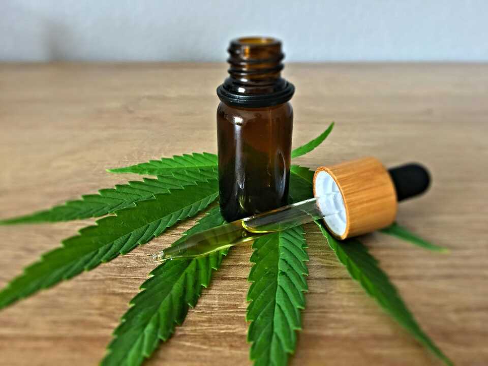El aceite de CBD es uno de los formatos más populares. Imagen:<a target="_blank"  data-cke-saved-href="https://unsplash.com/es/fotos/botella-de-vidrio-tintado-marron-tCZVzr9TvxQ" href="https://unsplash.com/es/fotos/botella-de-vidrio-tintado-marron-tCZVzr9TvxQ"> Unsplash</a>