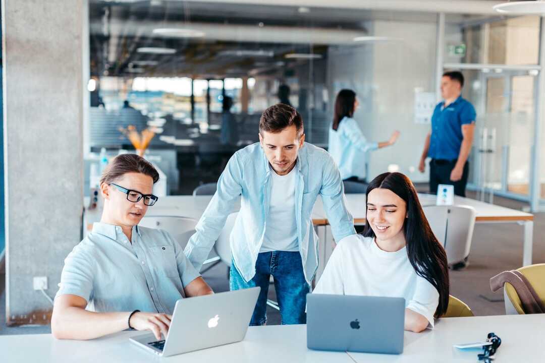 Software de alquiler turísticos: cómo la tecnología está transformando la gestión del alquiler vacacional- Imagen: <a  data-cke-saved-href="https:// https://unsplash.com/es/fotos/un-grupo-de-personas-sentadas-alrededor-de-una-mesa-con-computadoras-portatiles-rtD_lcsN6_U" href="https:// https://unsplash.com/es/fotos/un-grupo-de-personas-sentadas-alrededor-de-una-mesa-con-computadoras-portatiles-rtD_lcsN6_U">Unsplash</a>  