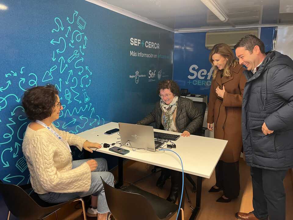 Interior de la unidad móvil 'SEF+Cerca'. (CARM)