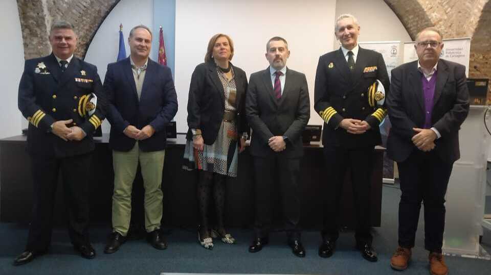 Imagen de familia en el Taller de Retos de I+D en Defensa que ha organizado la Cátedra Jerónimo de Ayanz en la Escuela de Telecomunicación de la UPCT. (CEEIC)