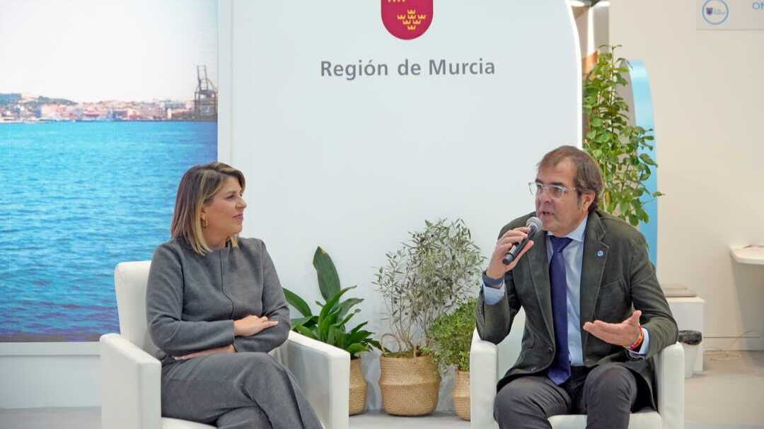 La alcaldesa de Cartagena, Noelia Arroyo, y el presidente del Puerto, Pedro Pablo Hernández, intervienen en Fitur. (APC)