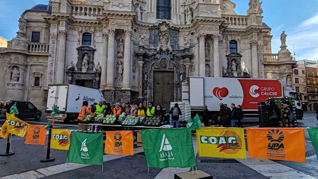 Reparto de hortalizas frente a la Catedral de Murcia. (Asaja Murcia/X)