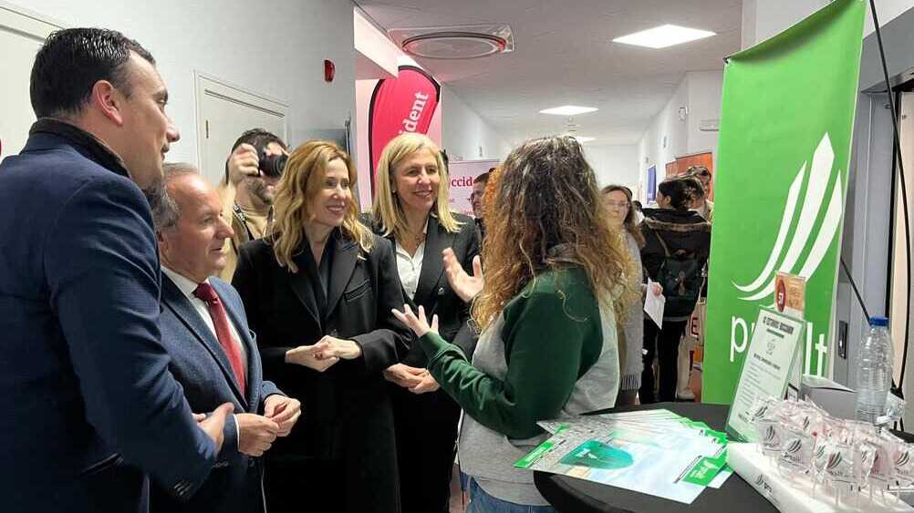 Visita a un stand en el Future Jobs Day de ENAE. (CARM)
