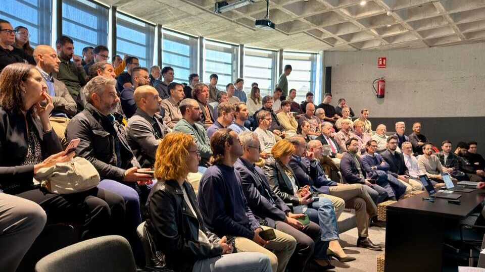 Asistentes a la jornada 'MCP - Model Context Protocol: Conectando agentes de IA con el mundo real' en el CEEIC. (CEEIC)
