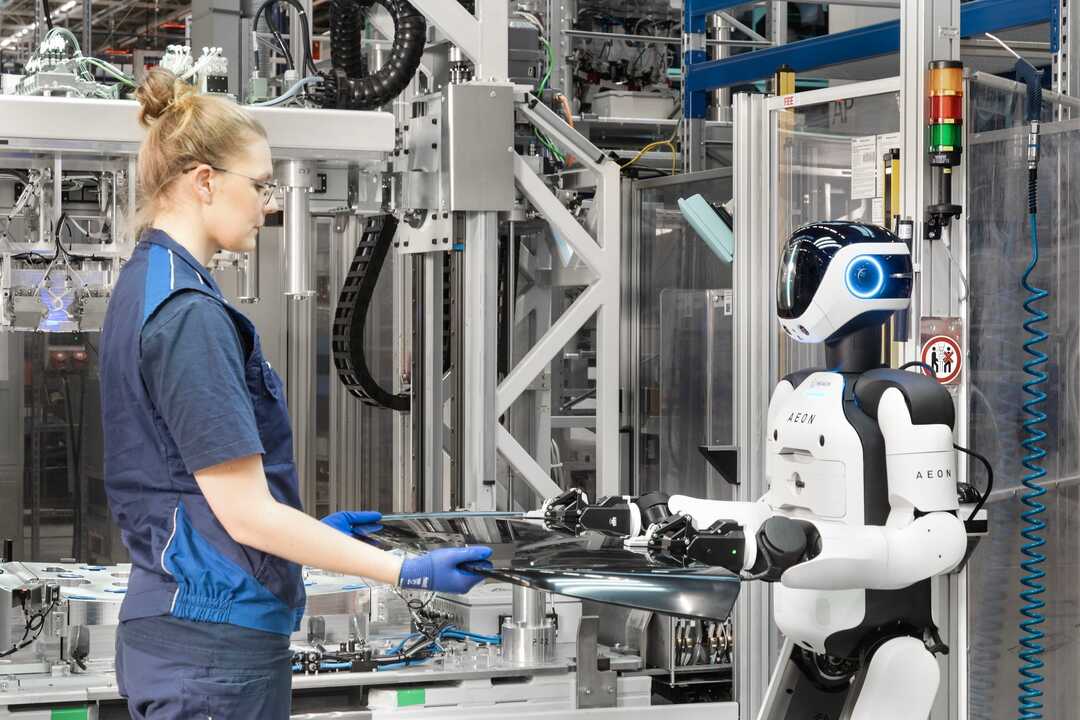P90630896_lowRes_humanoid-robotics-at