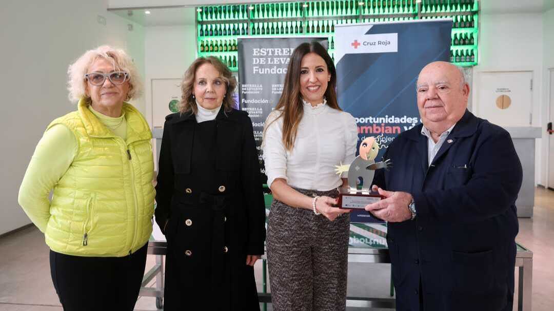 Cruz Roja entrega el reconocomiento a la Fundación Estrella de Levante. (Estrella de Levante)