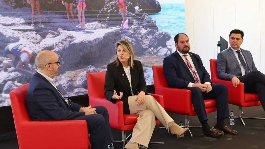 Mesa redonda de los alcaldes en Ia Jornada Público Privada de Turismo de la Costa Cálida organizada por Hostetur en San Javier. (Ayuntamiento de Cartagena)