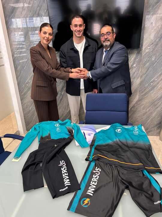 Tras la firma del convenio de colaboración, Sergio López y Lydia Sánchez posaron junto a parte de la plantilla de Inversus.