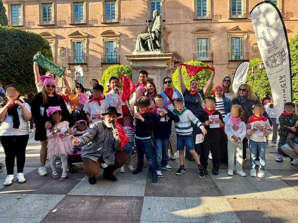 Jóvenes posando con el pañuelo de la Huerta en las Fiestas de Primavera 