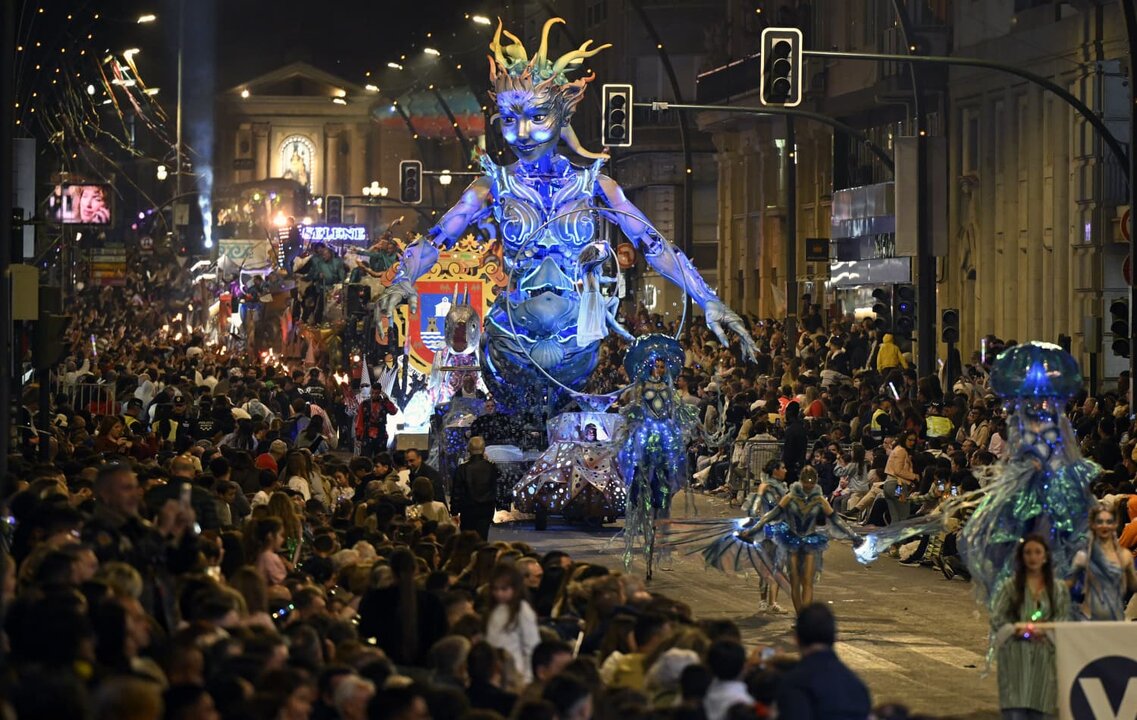 Momento del desfile de carrozas del Entierro de la Sardina 2026 