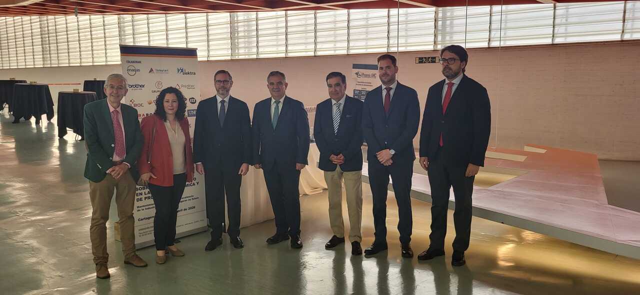 El consejero Juan María Vázquez junto a los responsables de la AEM y AEVE. (CARM)