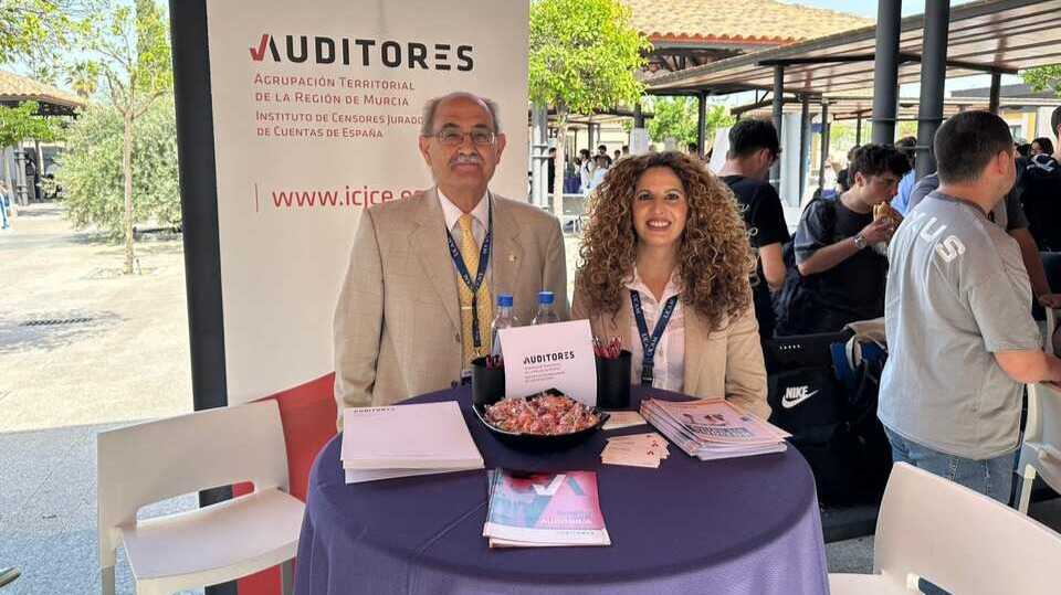 El vicepresidente de ICJCE Auditores, Isidoro Guzmán, y la secretaria, Amalia Pérez, en la Feria de Empleo de la UCAM. (Portavoz)