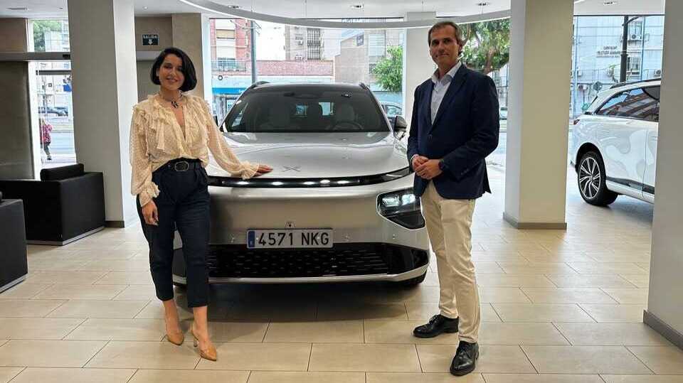 La artista murciana Ruth Lorenzo, junto a su nuevo XPENG, entregado por el director ejecutivo de Grupo Huertas, Santiago Pérez-Silva. (Grupo Huertas)