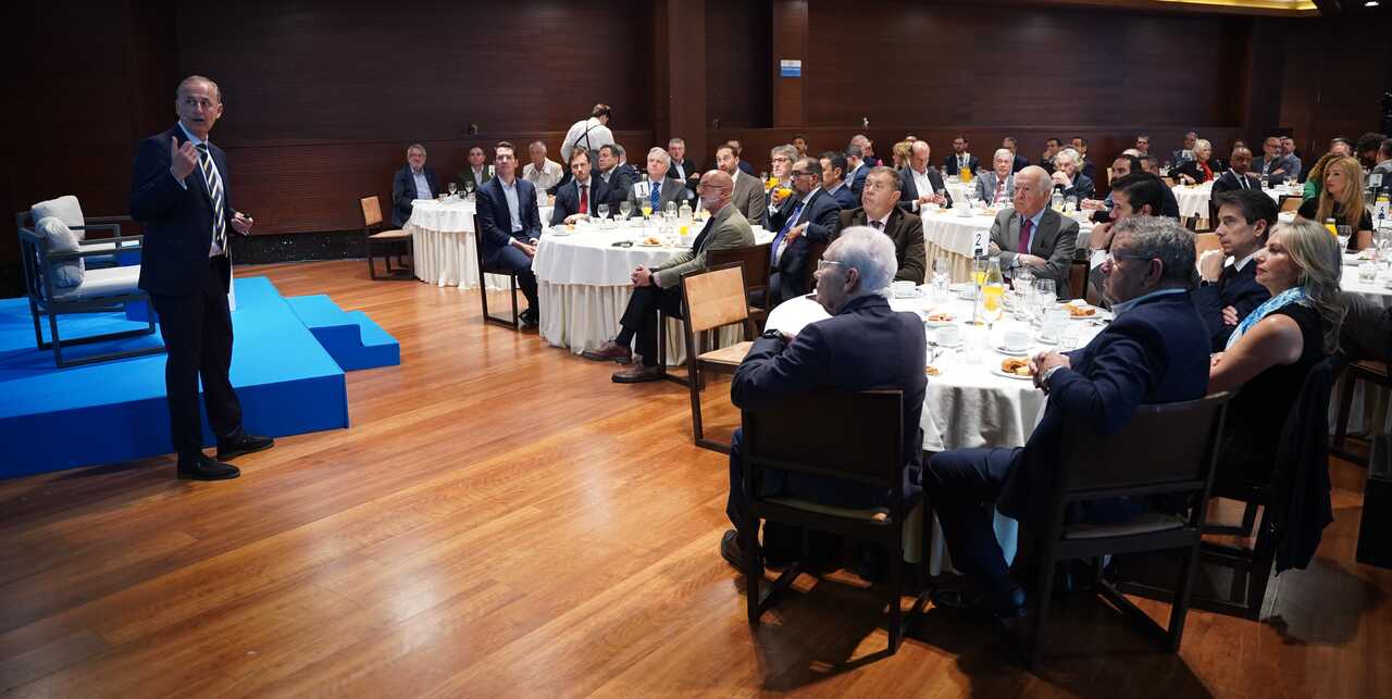Imagen panorámica durante la intervención de Javier Celdrán en nuestros Desayunos Murcia Diario. (Raúl Alcántara)