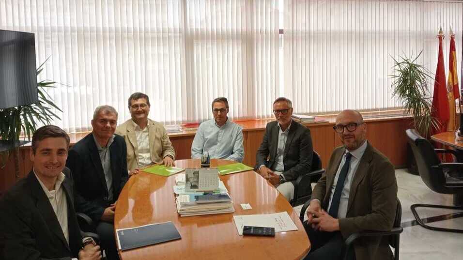 Reunión entre el concejal de movilidad del consistorio murciano, José Francisco Muñoz, y respresentantes de Alstom. (Ayuntamiento de Murcia)