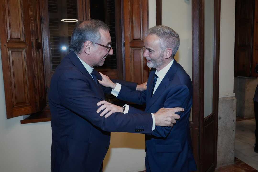 El rector, José Luján, y el rector electo, Samuel Baixauli, se salundan en la Convalecencia