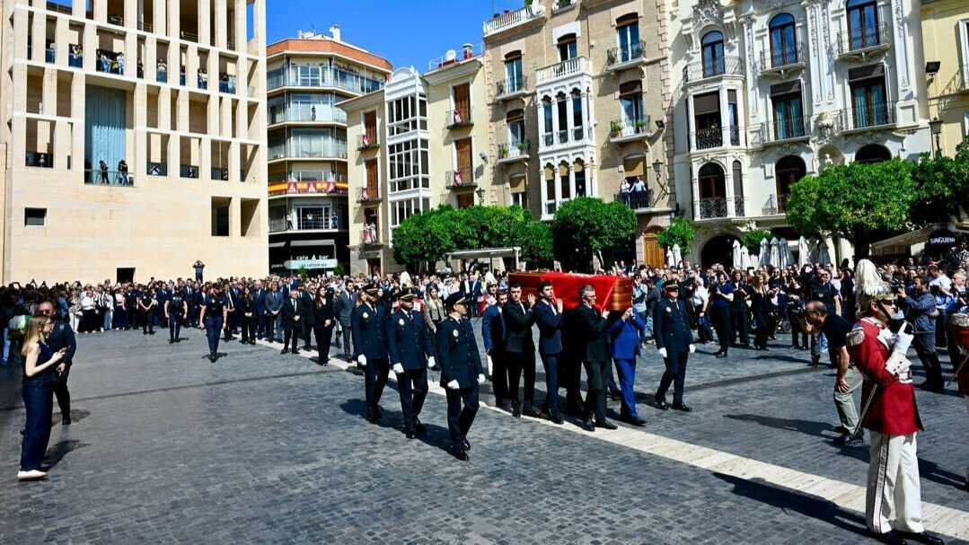 Llegada del cortejo fúnebre que acompañaba a José Ballesta a la Catedral de Murcia. (Ayuntamiento de Murcia)