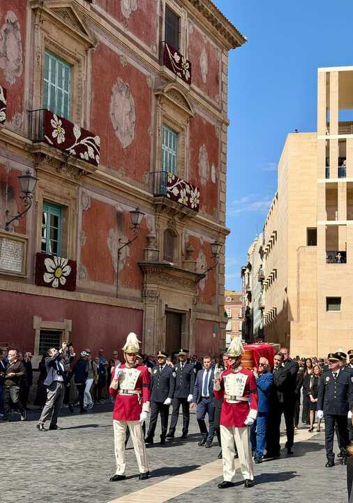 Llegada del cortejo fúnebre que acompañaba a José Ballesta a la Catedral de Murcia. (MD)