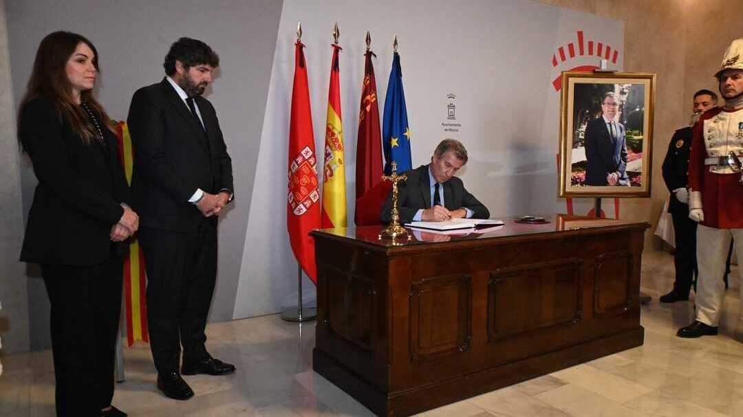 Feijóo deja unas palabras en el libro de condolencias por el fallecimiento del alcalde José Ballesta acompañado por López Miras y la vicealcaldesa, Rebeca Pérez. (López Miras/X)