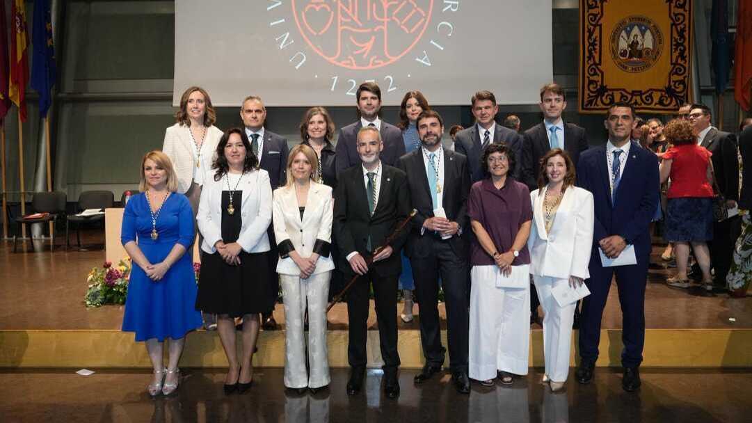 El rector Baixauli junto a su equipo de gobierno, tras la toma de posesión. (UMU)