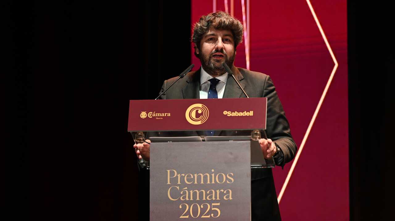 El presidente López Miras clausura la Noche de la Economía Murciana del año 2026. (CARM)
