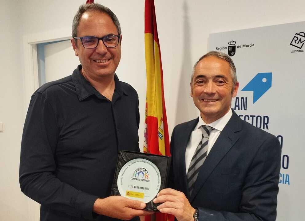 Imagen durante la entrega del galardón. (CARM)