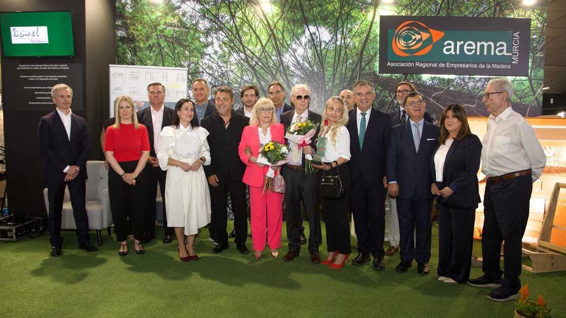Fotografía de familia del consejero Juan María Vázquez y la Junta Directiva de Arema junto al ganador del Premio Anual de Arema, Paco Javier, fundador de Granfort, y su familia. (Arema)